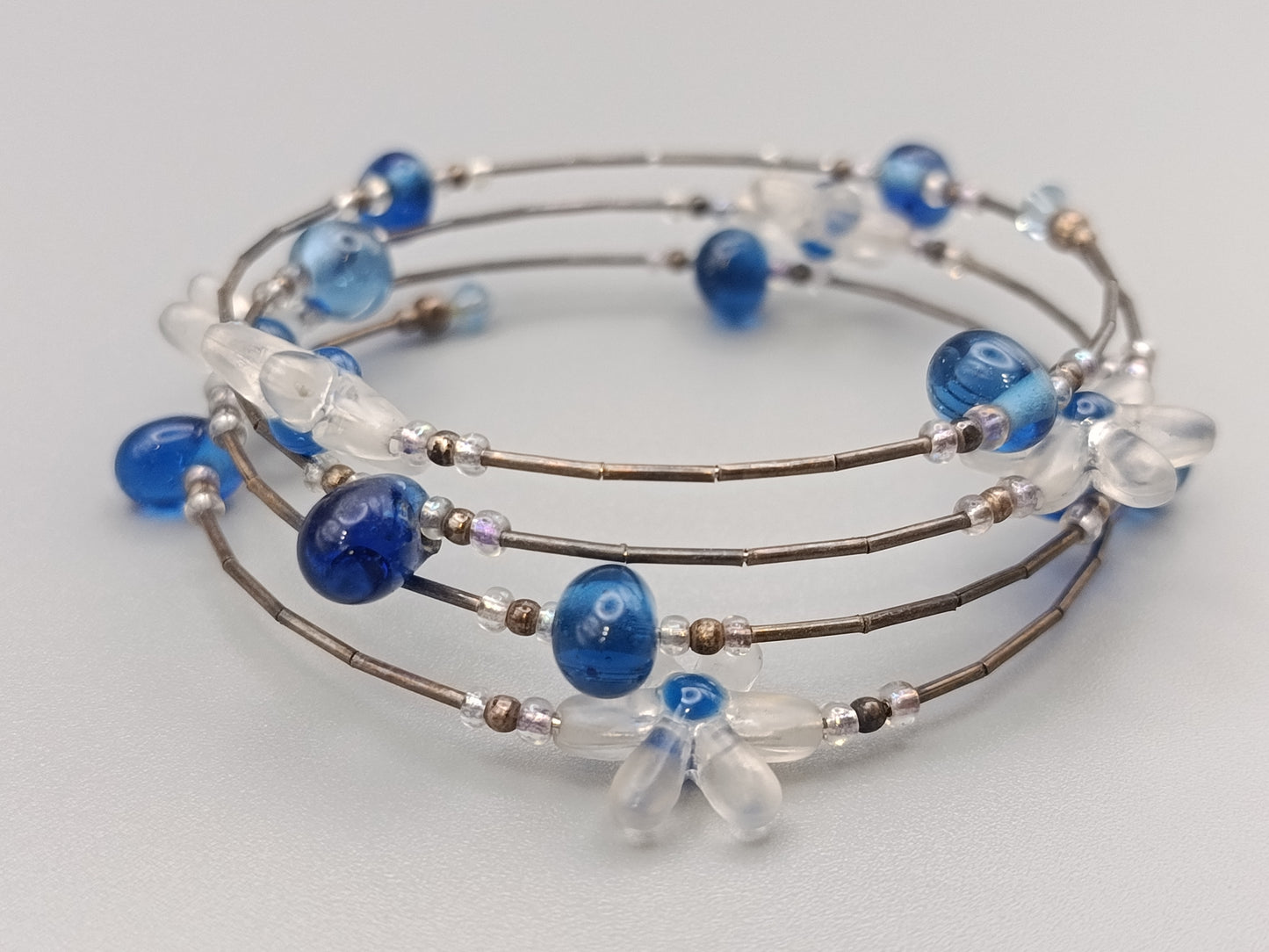 Titel Stilvolles Perlen Armband in Blau und Weiß