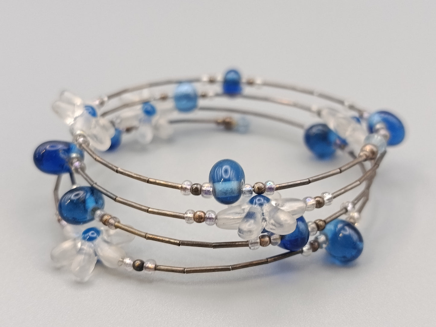 Titel Stilvolles Perlen Armband in Blau und Weiß