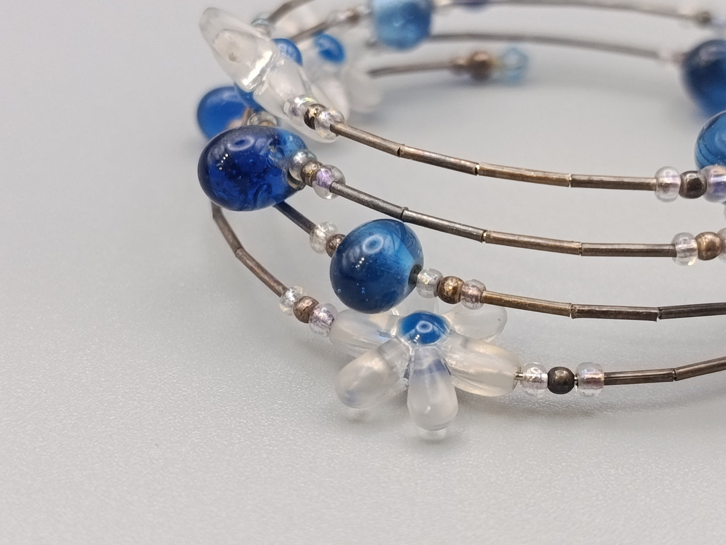 Titel Stilvolles Perlen Armband in Blau und Weiß