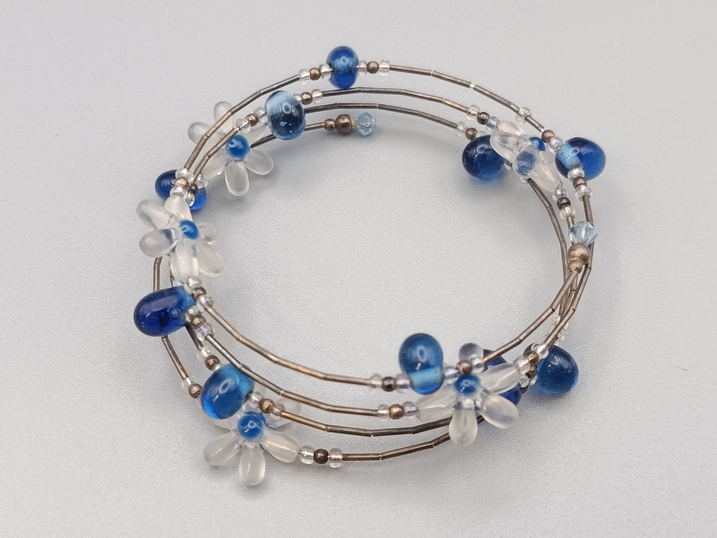 Titel Stilvolles Perlen Armband in Blau und Weiß