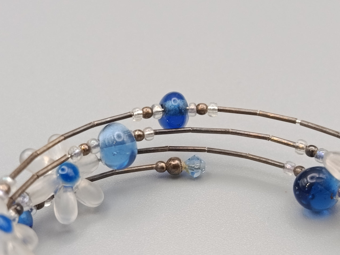 Titel Stilvolles Perlen Armband in Blau und Weiß