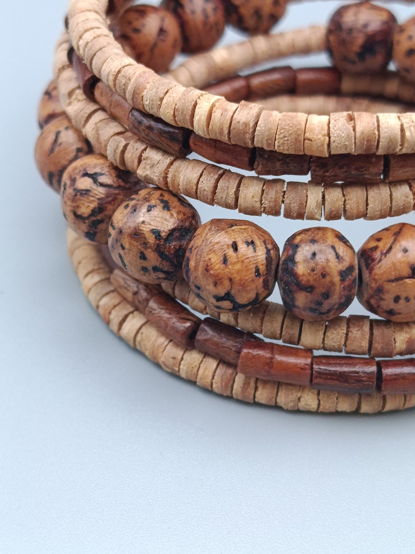 Stilvolles Holzperlen Armband Flexibler  im Boho Stil
