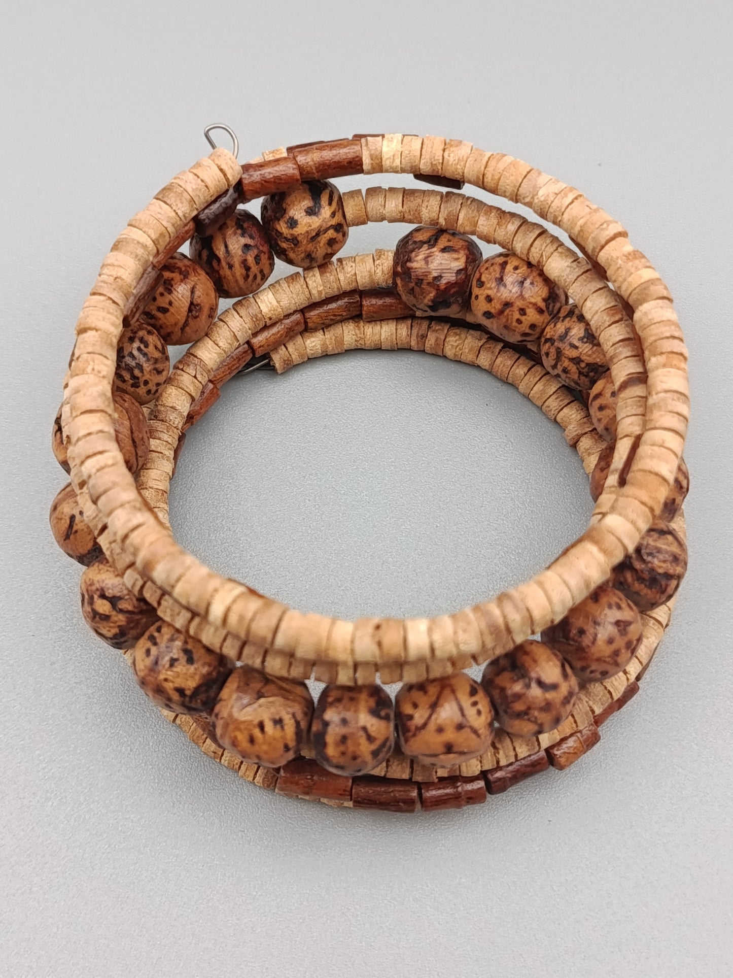 Stilvolles Holzperlen Armband Flexibler  im Boho Stil