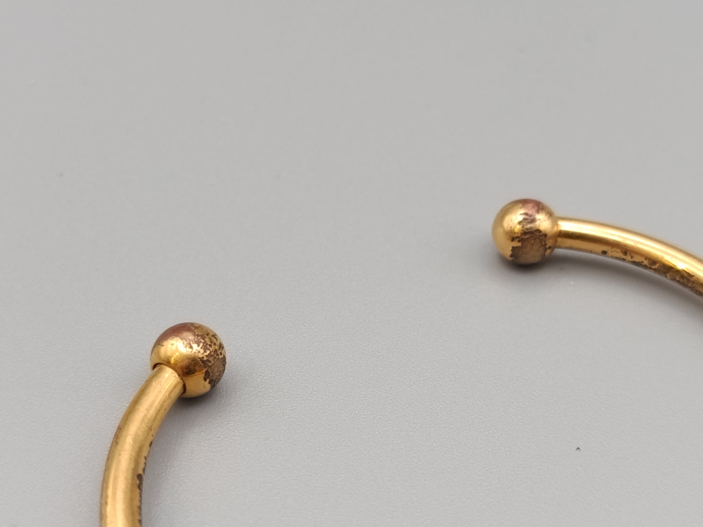 Klassischer Goldener Armreif Damen Arm Schmuck