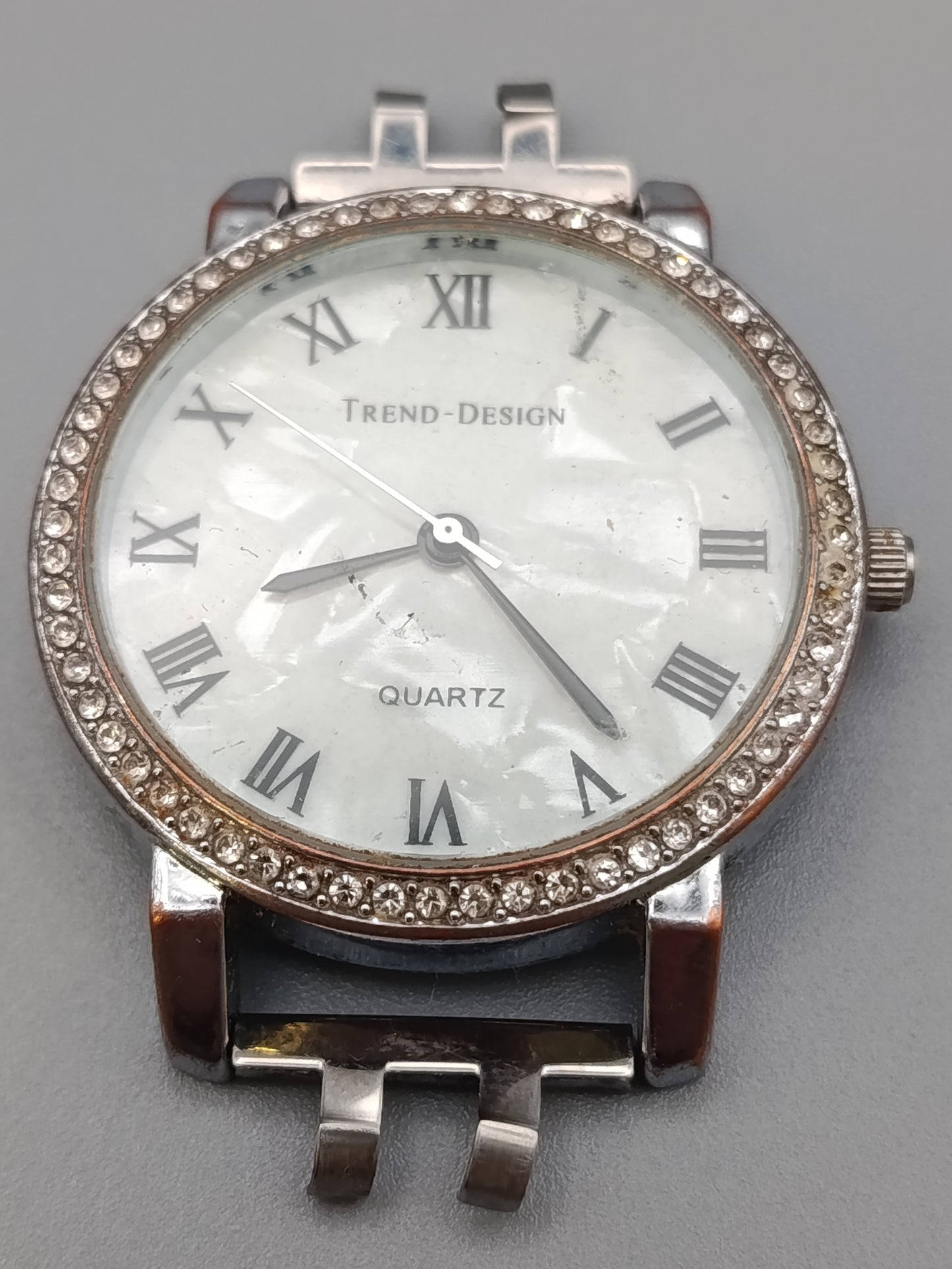 Elegante Trend-Design Damen Uhr mit Strasslünette