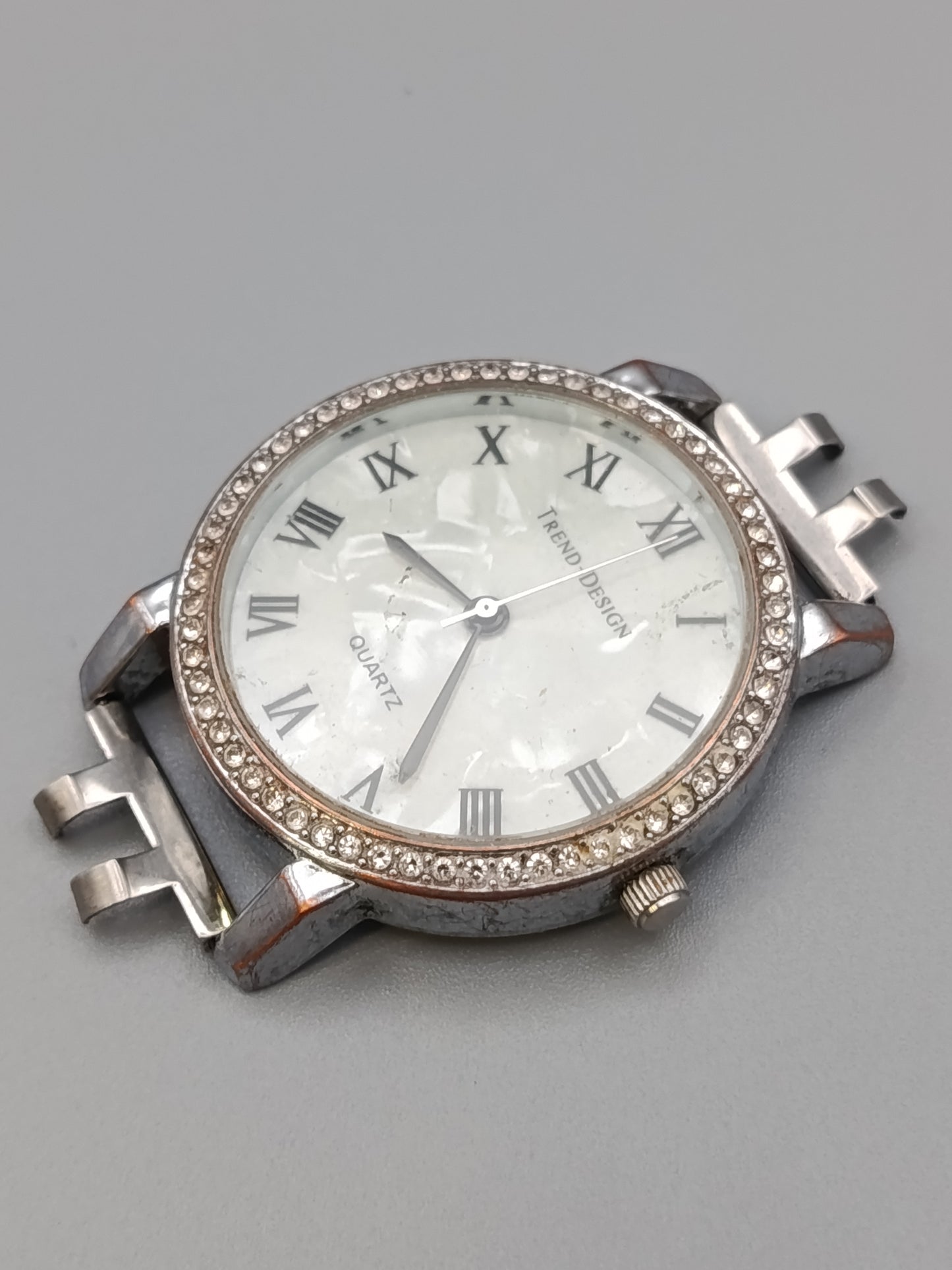 Elegante Trend-Design Damen Uhr mit Strasslünette