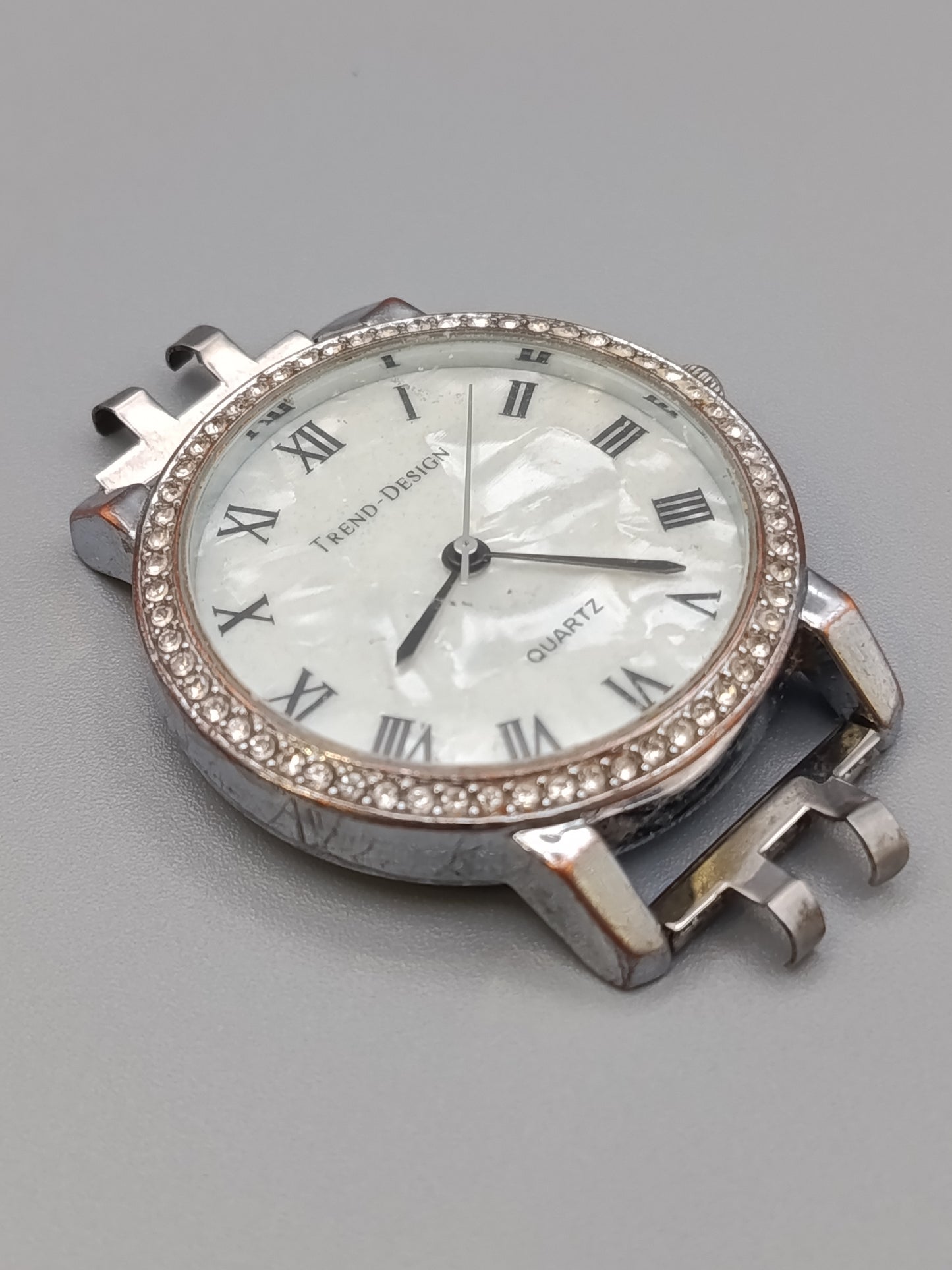 Elegante Trend-Design Damen Uhr mit Strasslünette