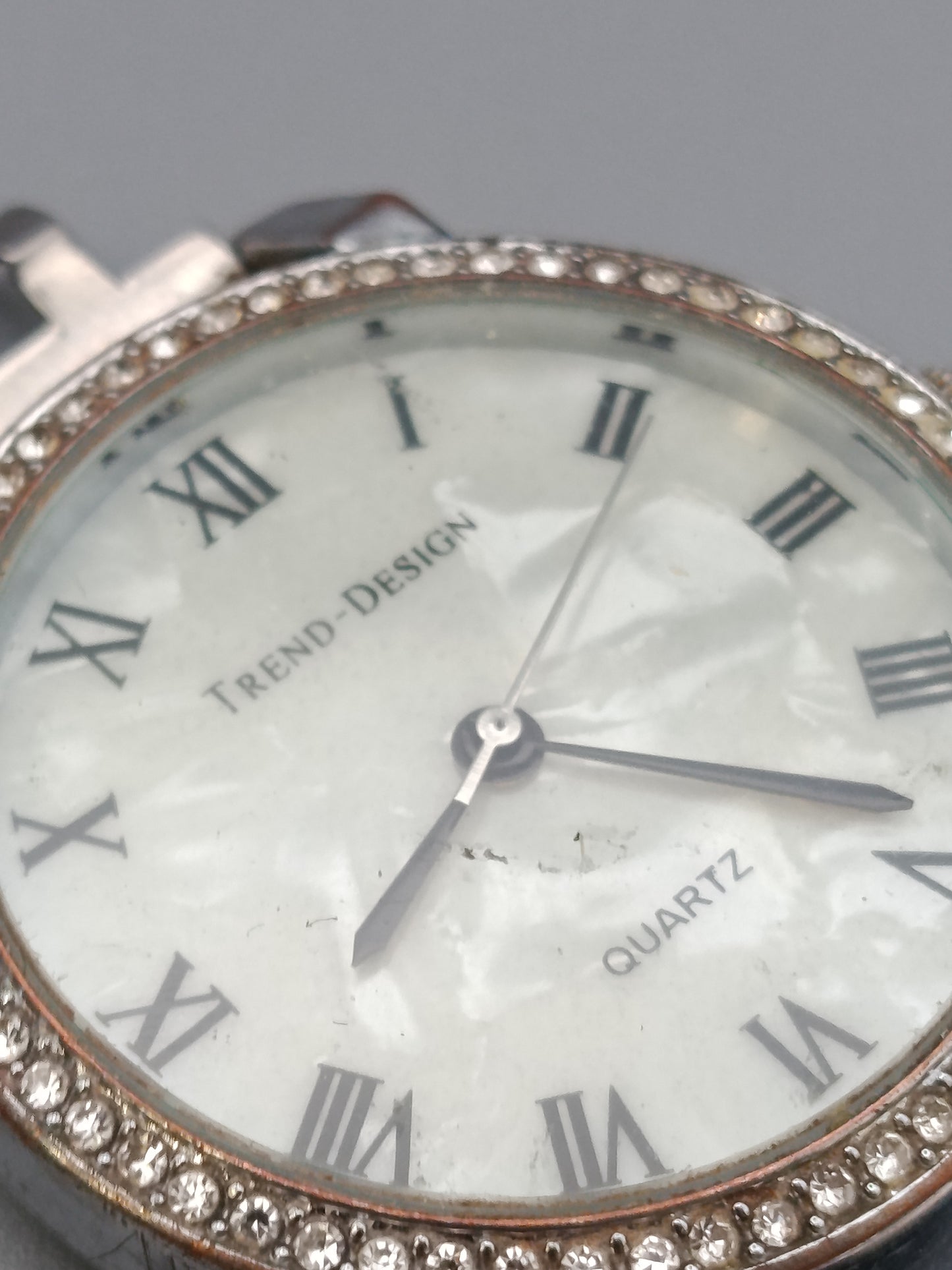 Elegante Trend-Design Damen Uhr mit Strasslünette