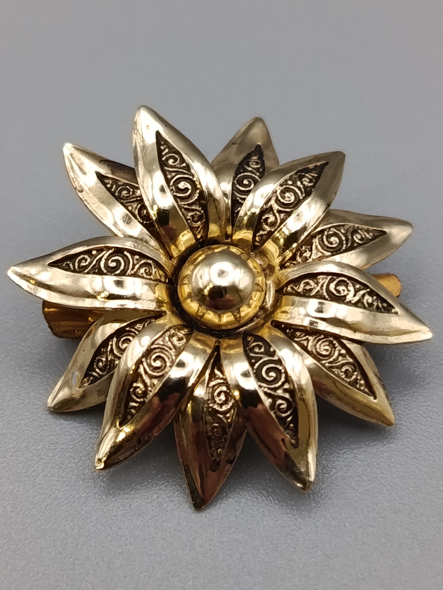 Elegante Vintage Blumen Brosche Goldfarbe