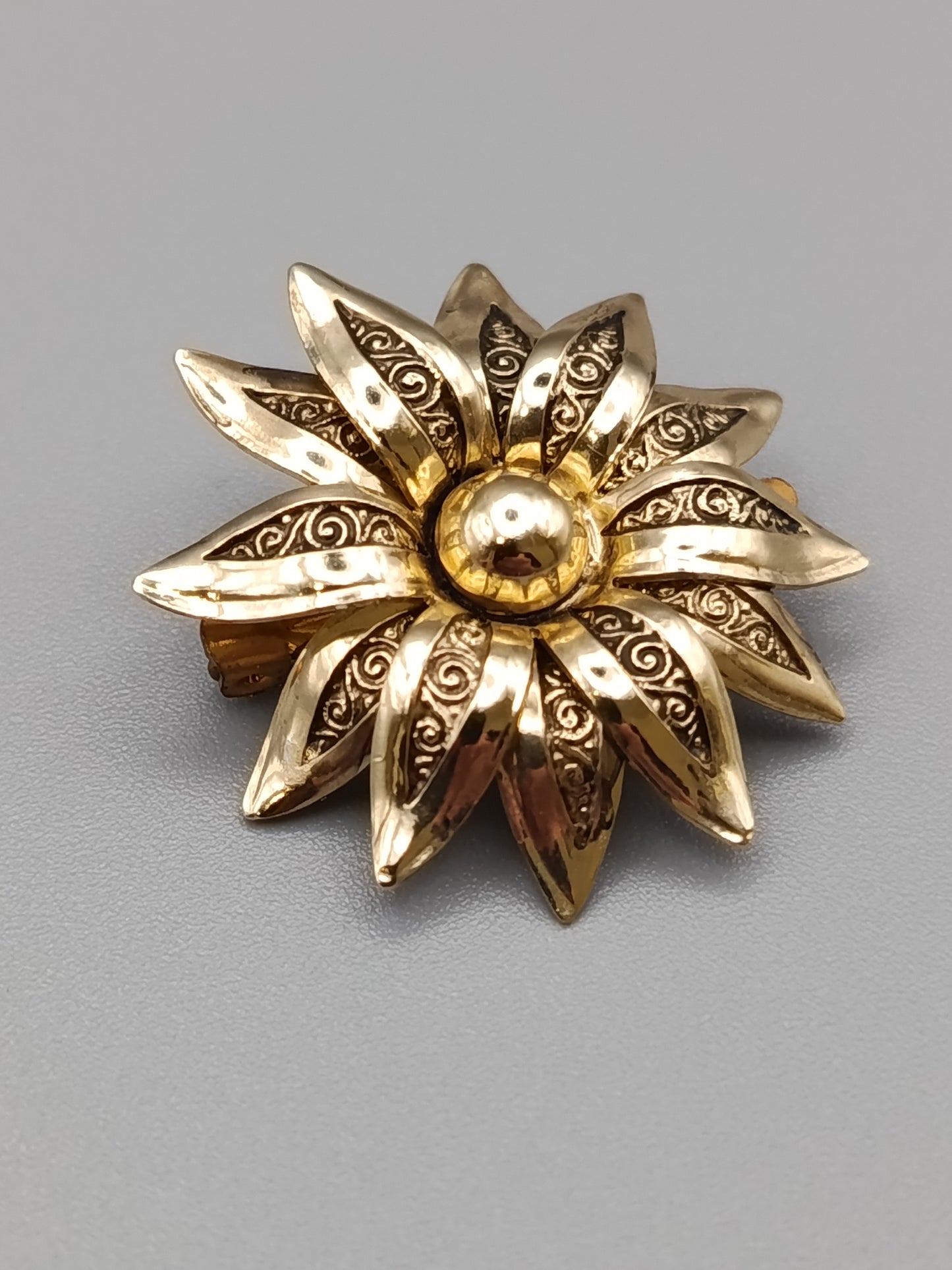 Elegante Vintage Blumen Brosche Goldfarbe