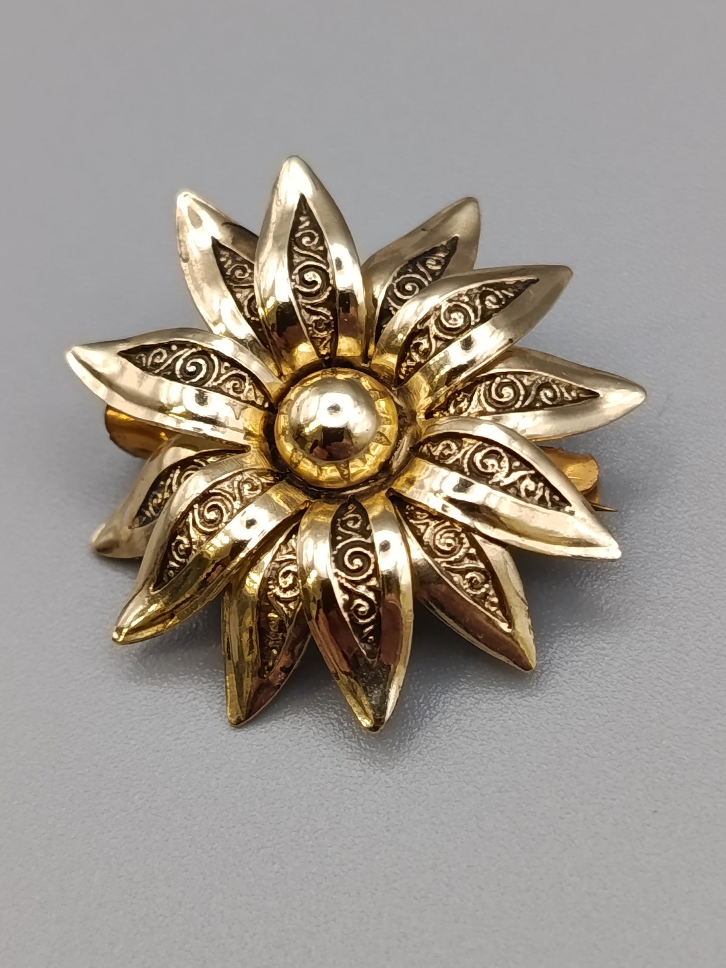 Elegante Vintage Blumen Brosche Goldfarbe