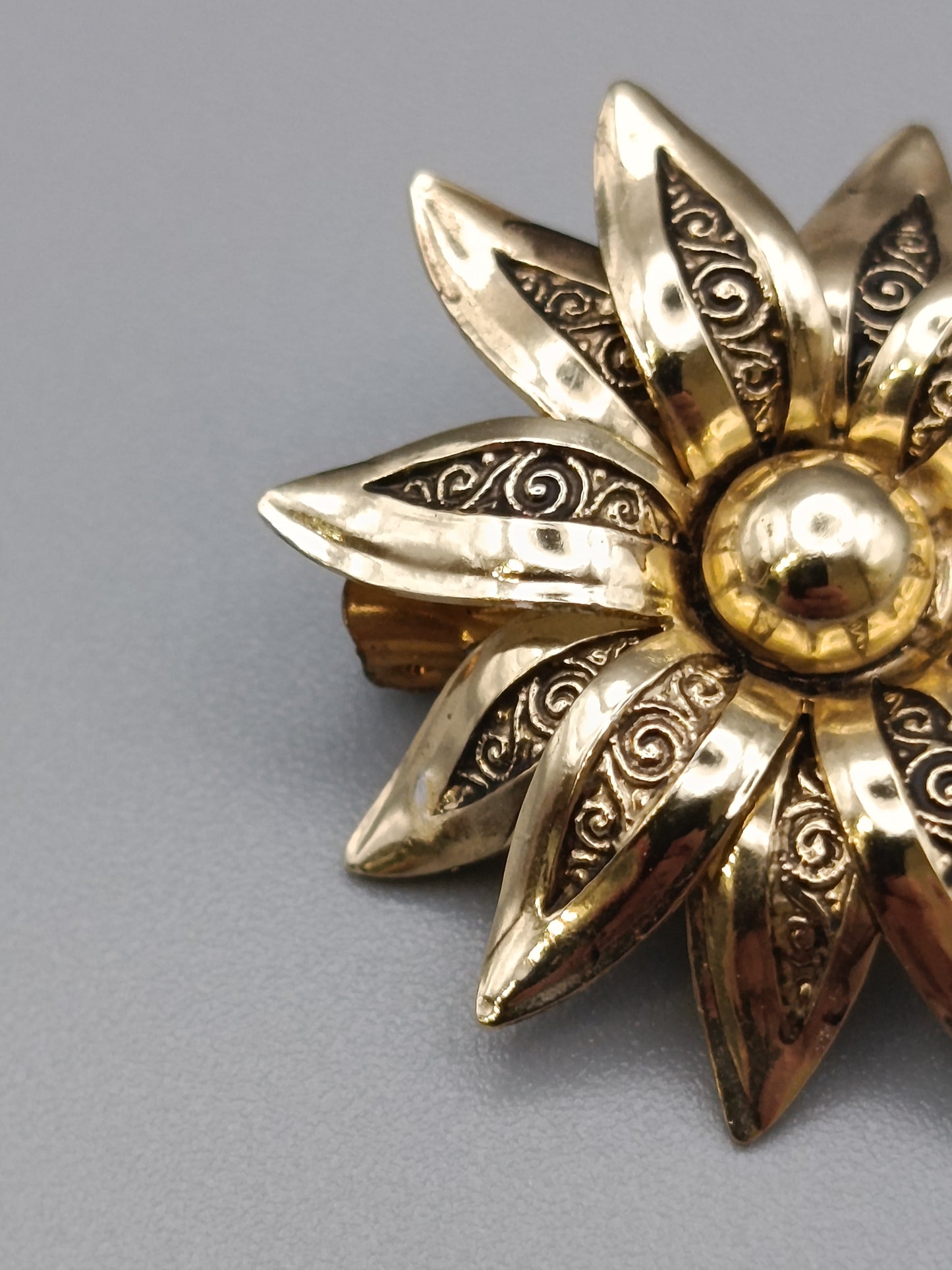 Elegante Vintage Blumen Brosche Goldfarbe