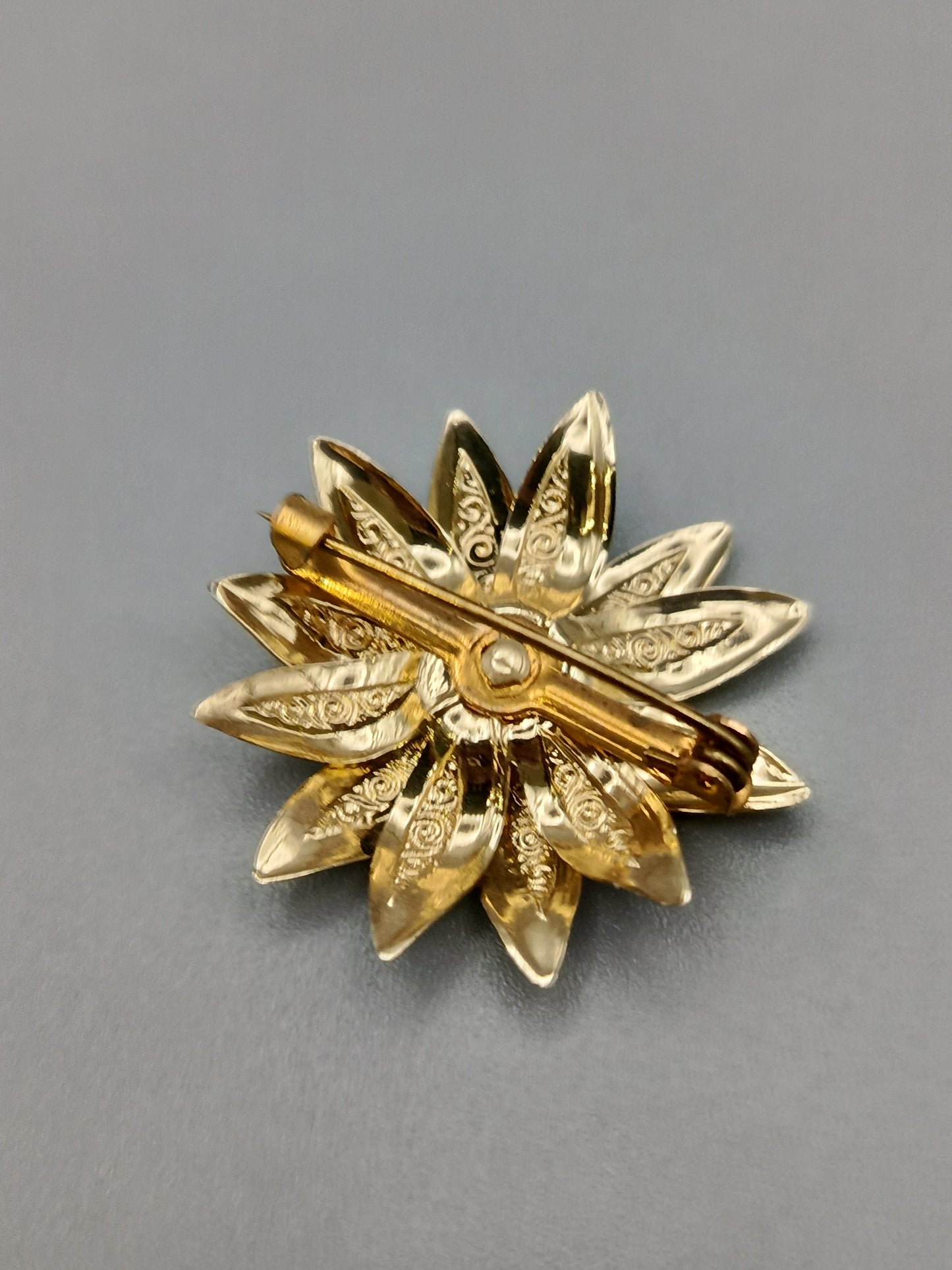 Elegante Vintage Blumen Brosche Goldfarbe