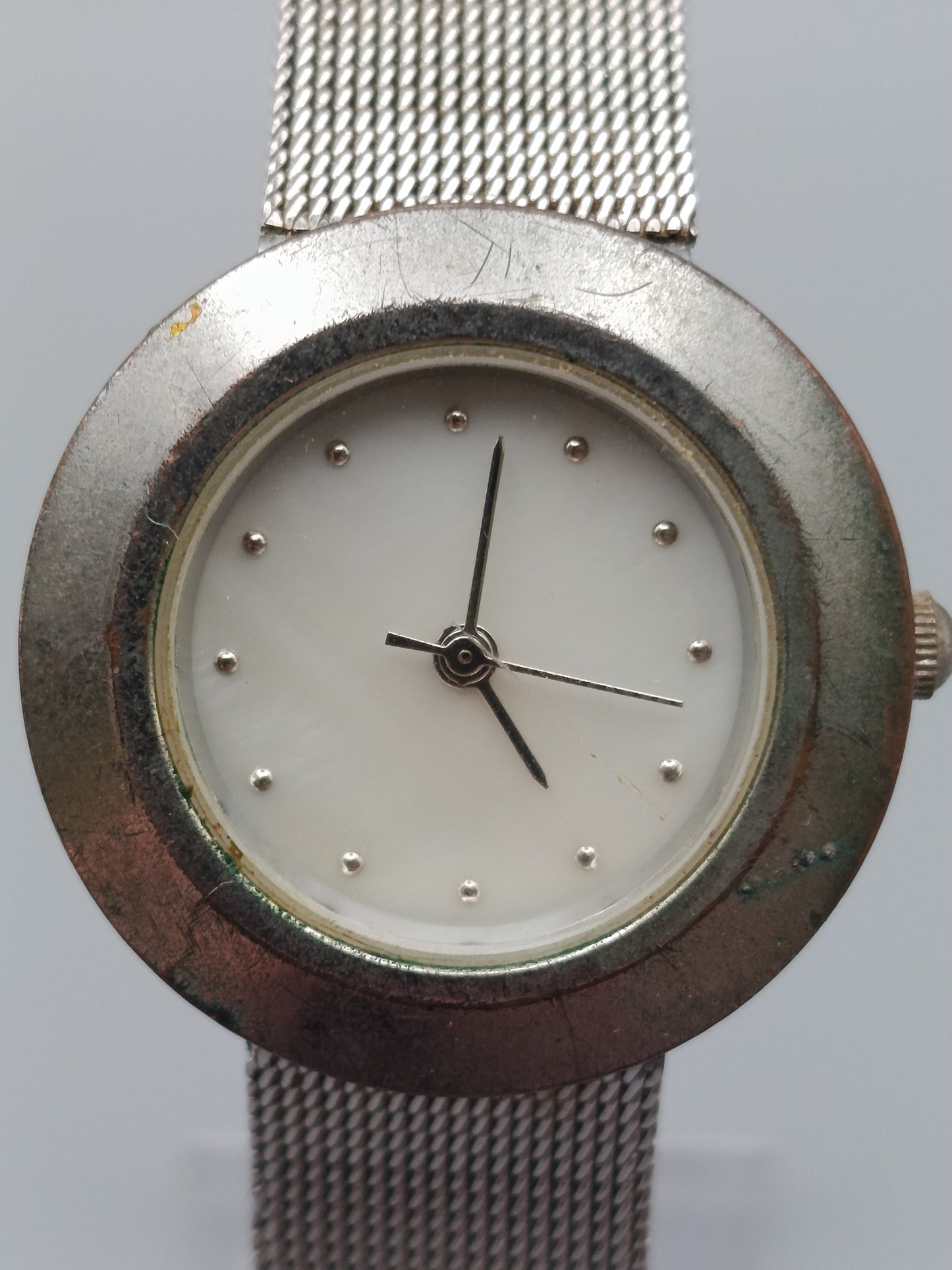 Klassische Damen Uhr in Silberoptik Design