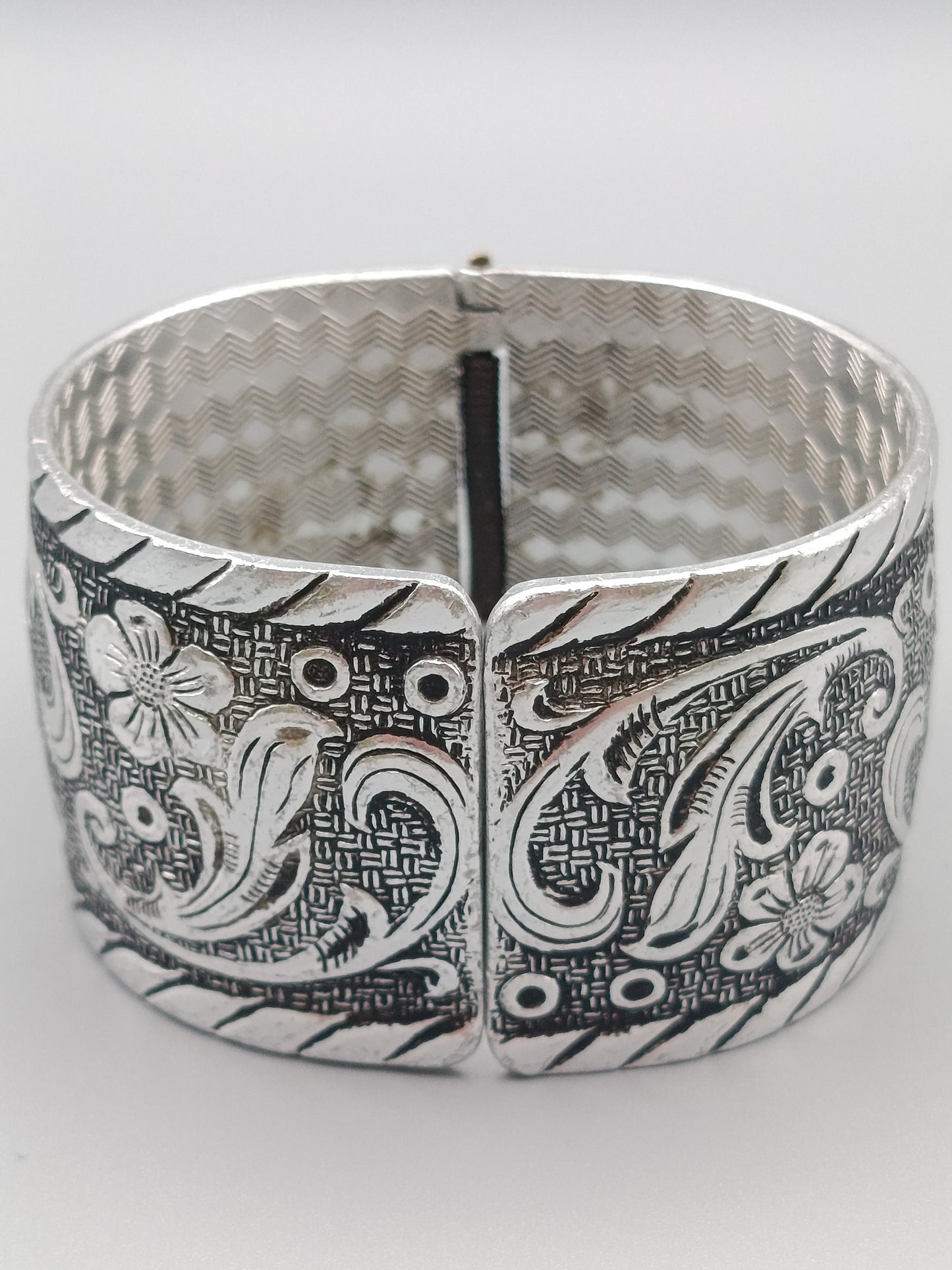 Eleganter Vintage Armreif mit floralem Design