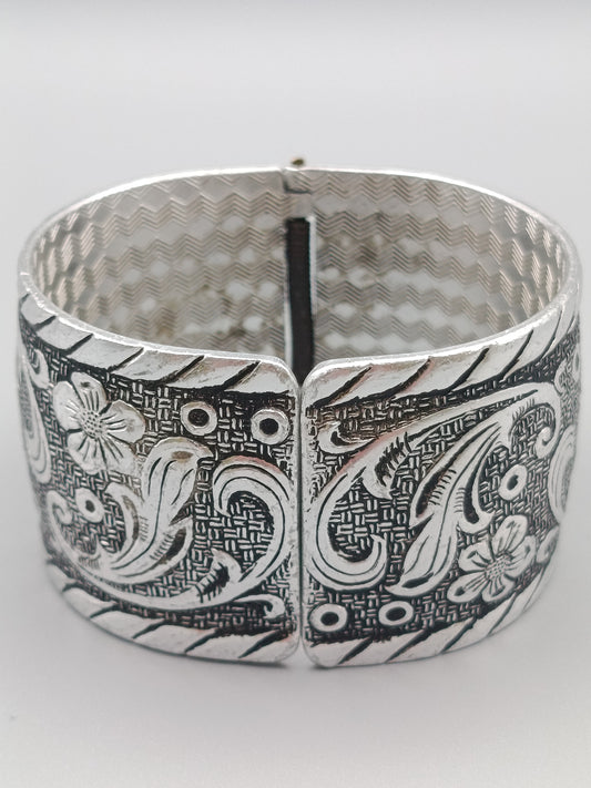 Eleganter Vintage Armreif mit floralem Design