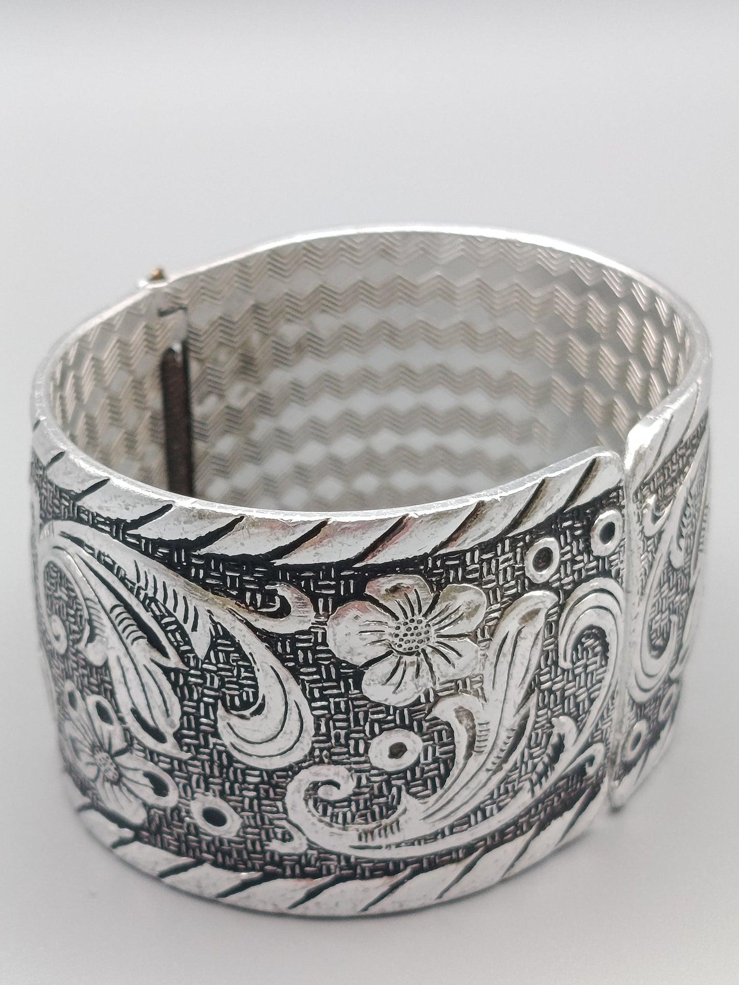 Eleganter Vintage Armreif mit floralem Design