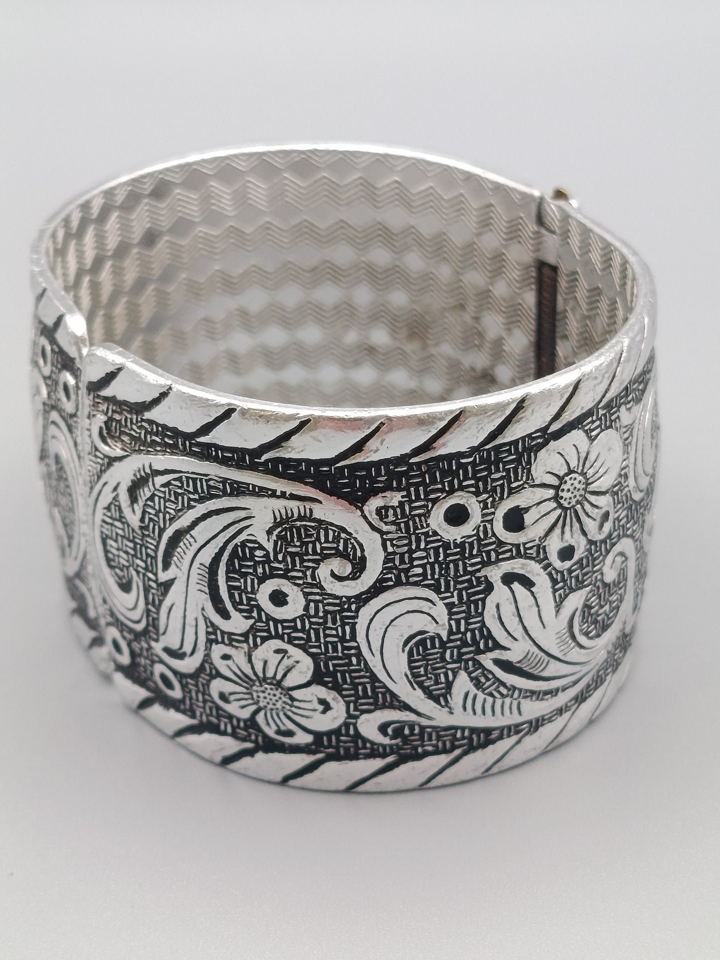 Eleganter Vintage Armreif mit floralem Design