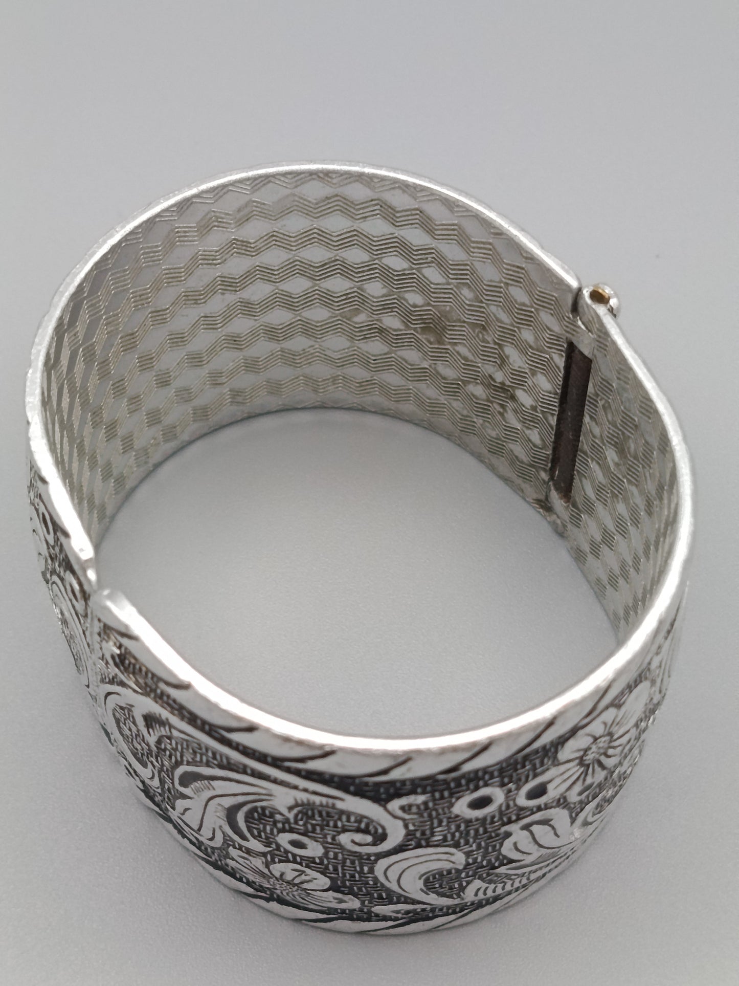 Eleganter Vintage Armreif mit floralem Design