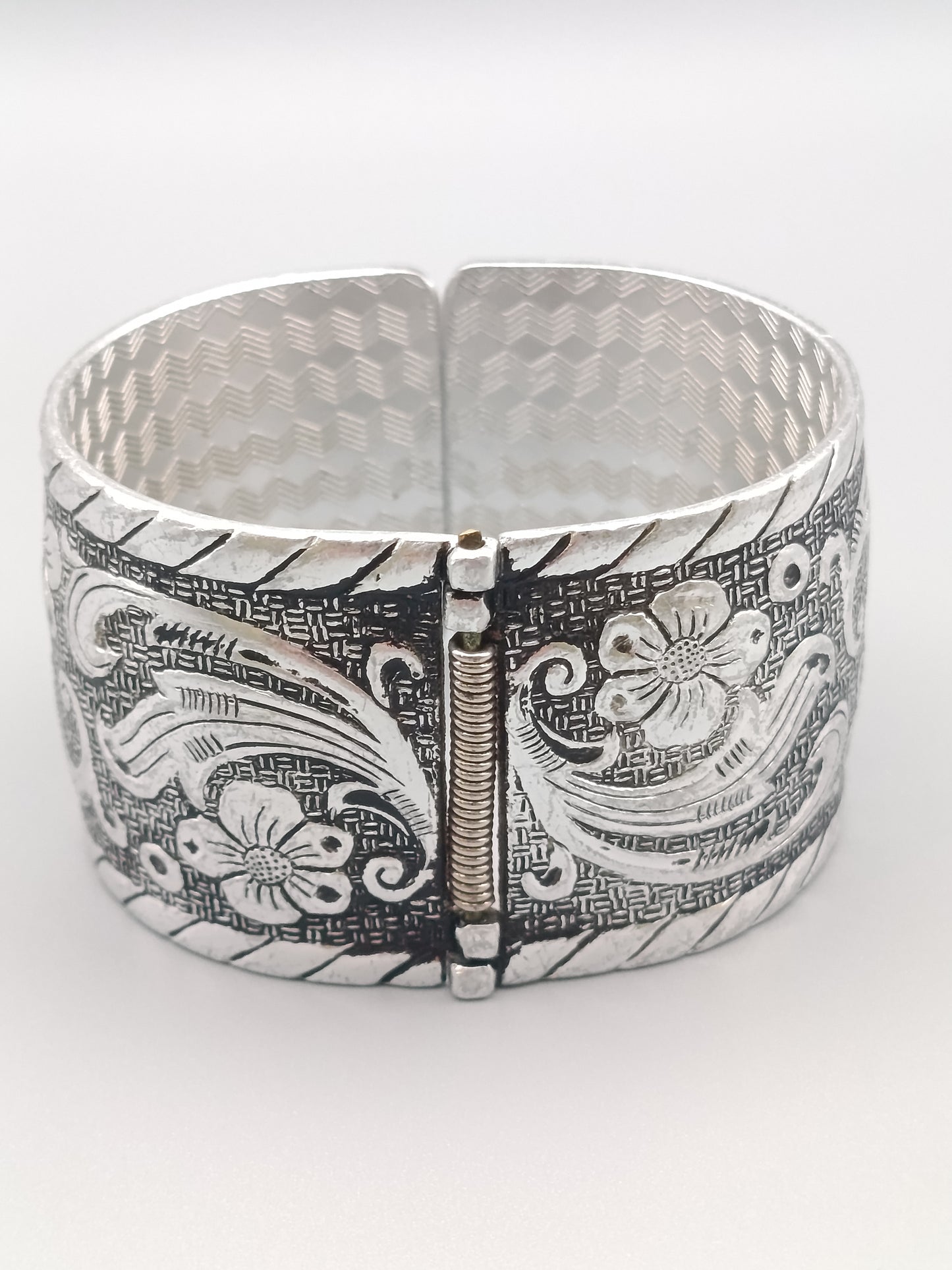 Eleganter Vintage Armreif mit floralem Design