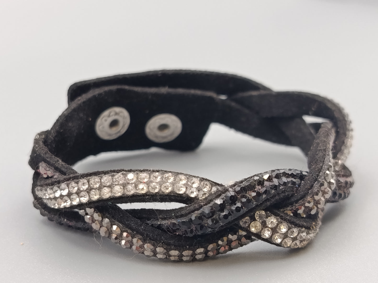 Stilvolles Wickel Armband in Schwarz mit Strasssteinen