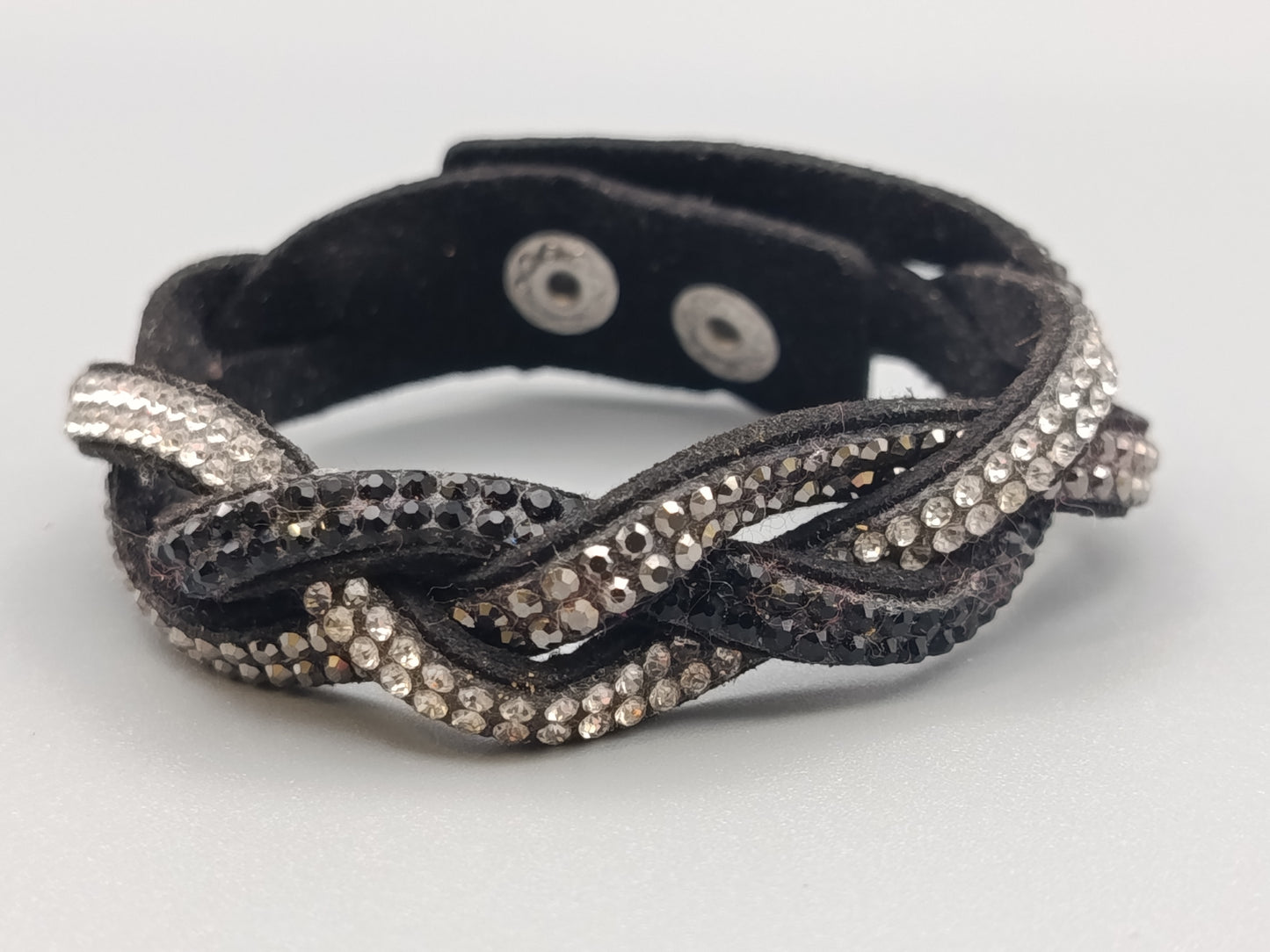 Stilvolles Wickel Armband in Schwarz mit Strasssteinen