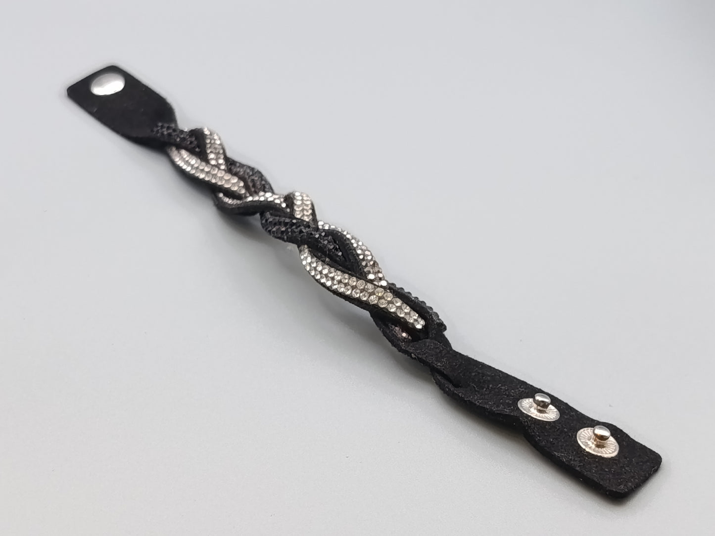 Stilvolles Wickel Armband in Schwarz mit Strasssteinen