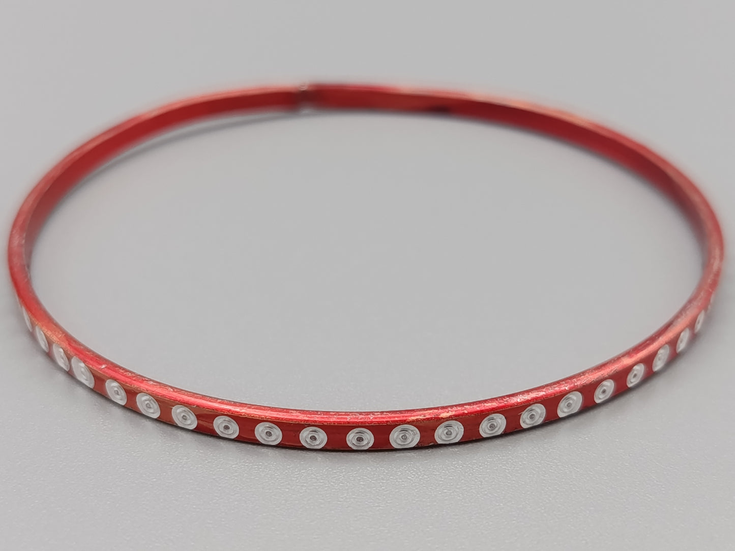 Schmaler Vintage Armreif in Rot mit Punkt Dekor
