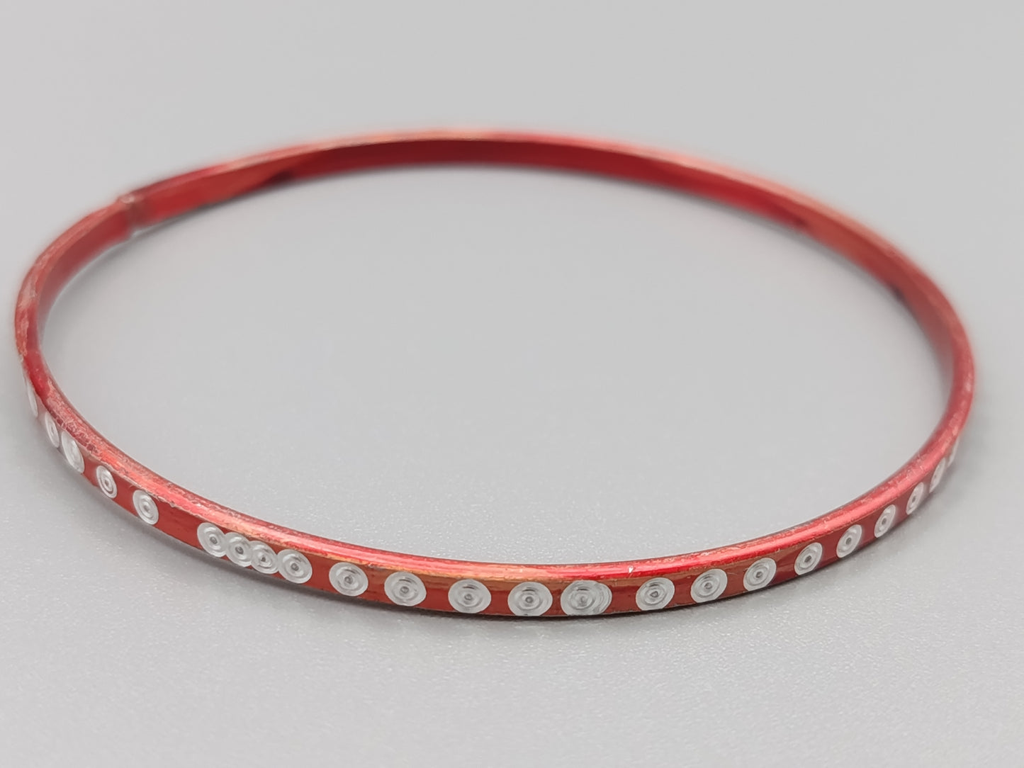 Schmaler Vintage Armreif in Rot mit Punkt Dekor