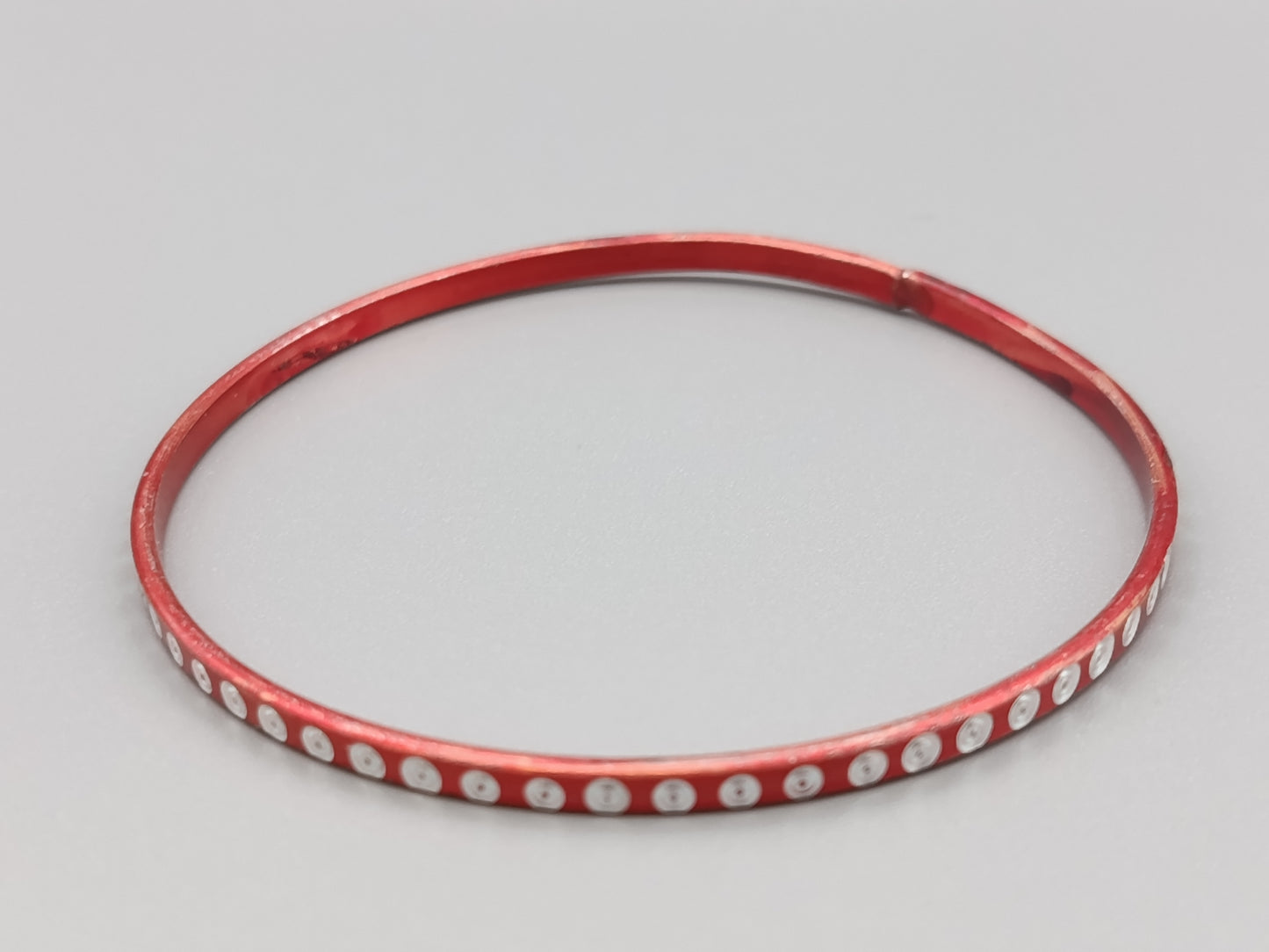 Schmaler Vintage Armreif in Rot mit Punkt Dekor