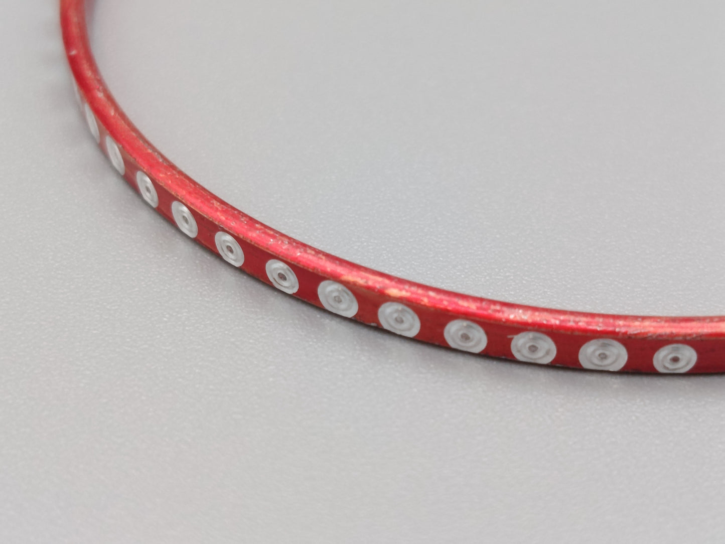 Schmaler Vintage Armreif in Rot mit Punkt Dekor