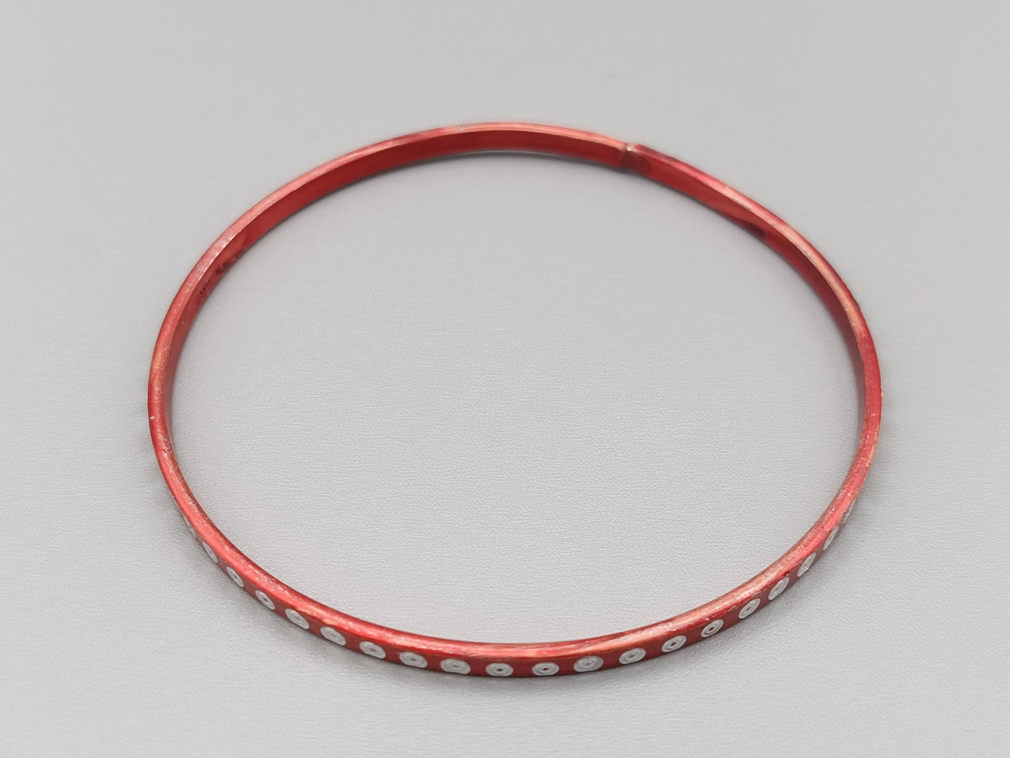 Schmaler Vintage Armreif in Rot mit Punkt Dekor