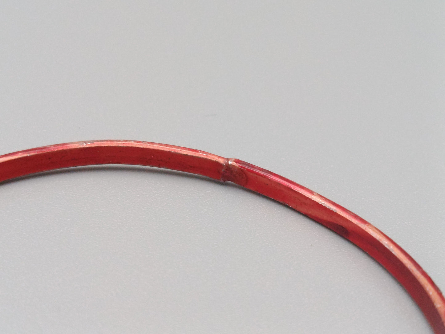 Schmaler Vintage Armreif in Rot mit Punkt Dekor