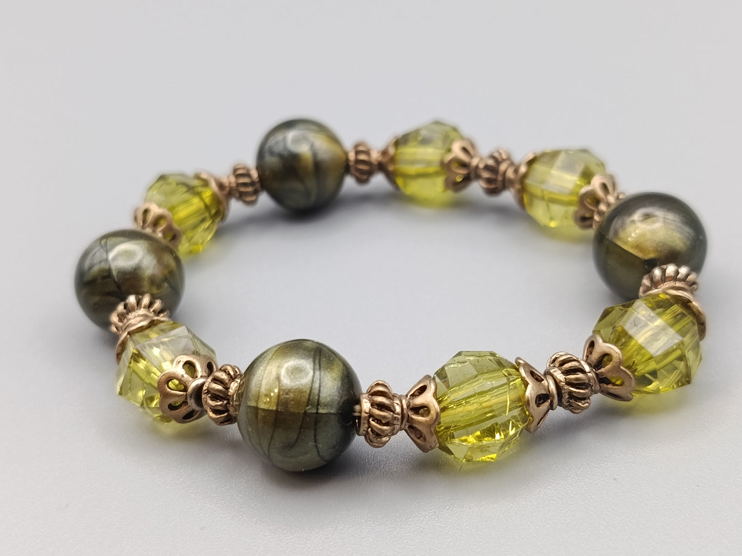 Elegantes Damen Armband Olivgrüne Perlen
