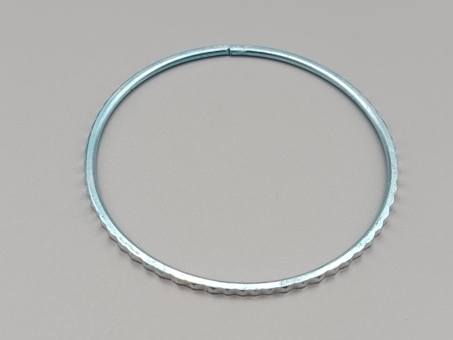 Schmaler Vintage Armreif in Silberoptik