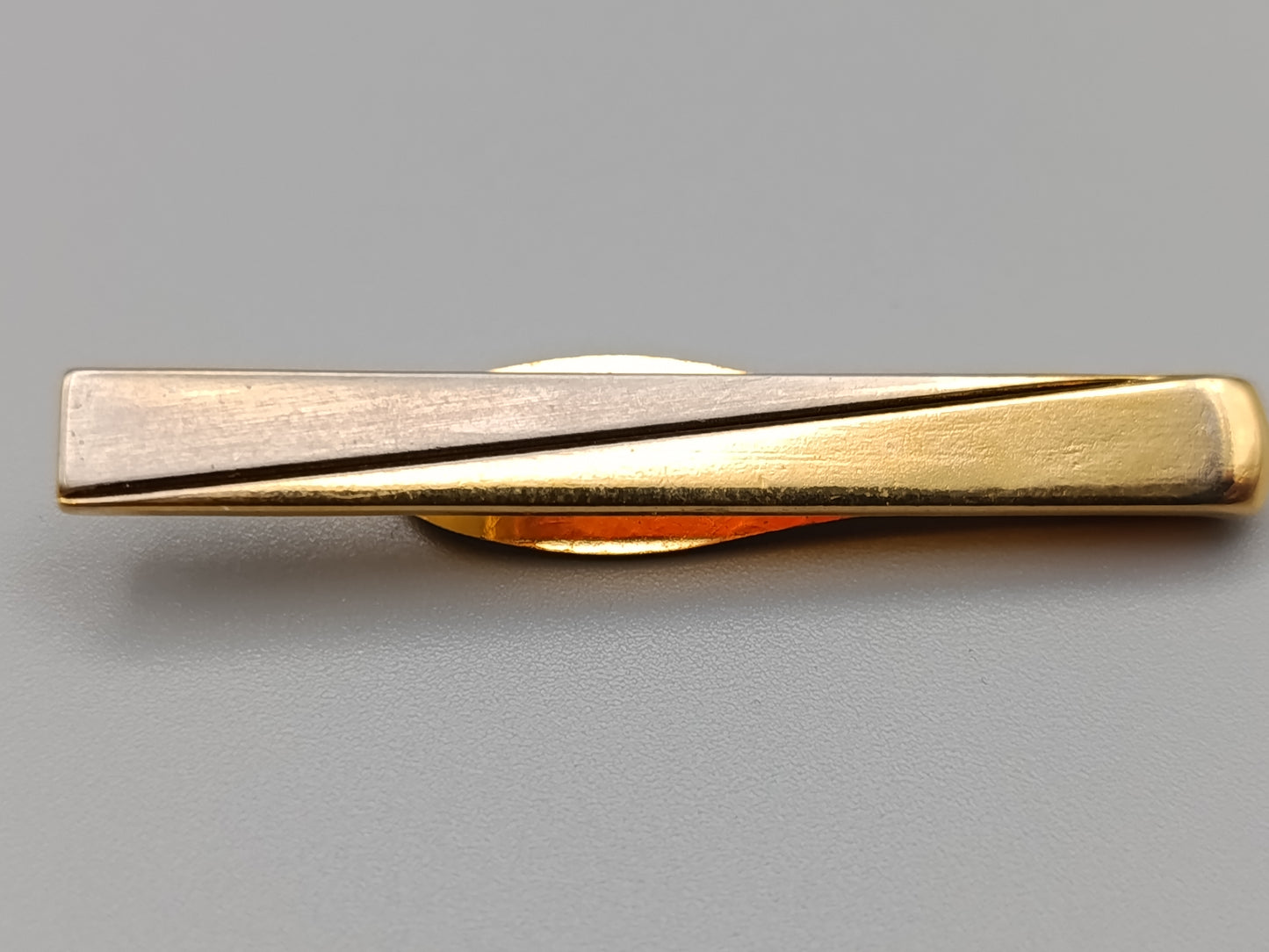 Elegante goldfarbene Krawattenklammer Bicolor Design