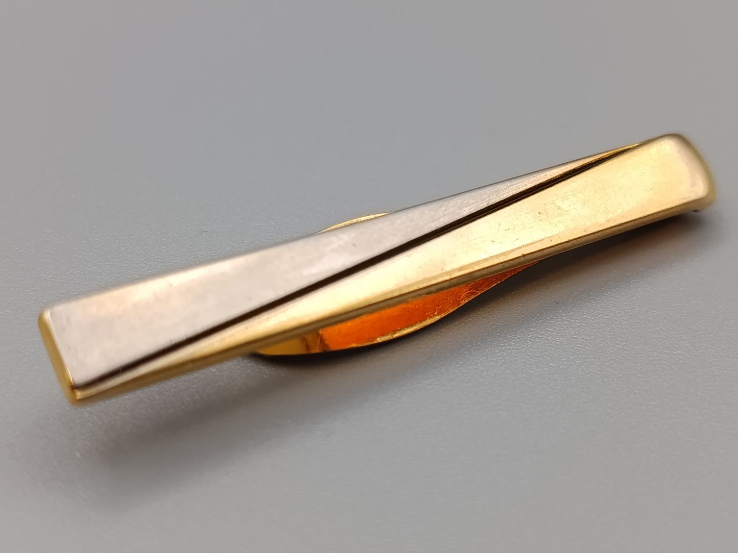 Elegante goldfarbene Krawattenklammer Bicolor Design