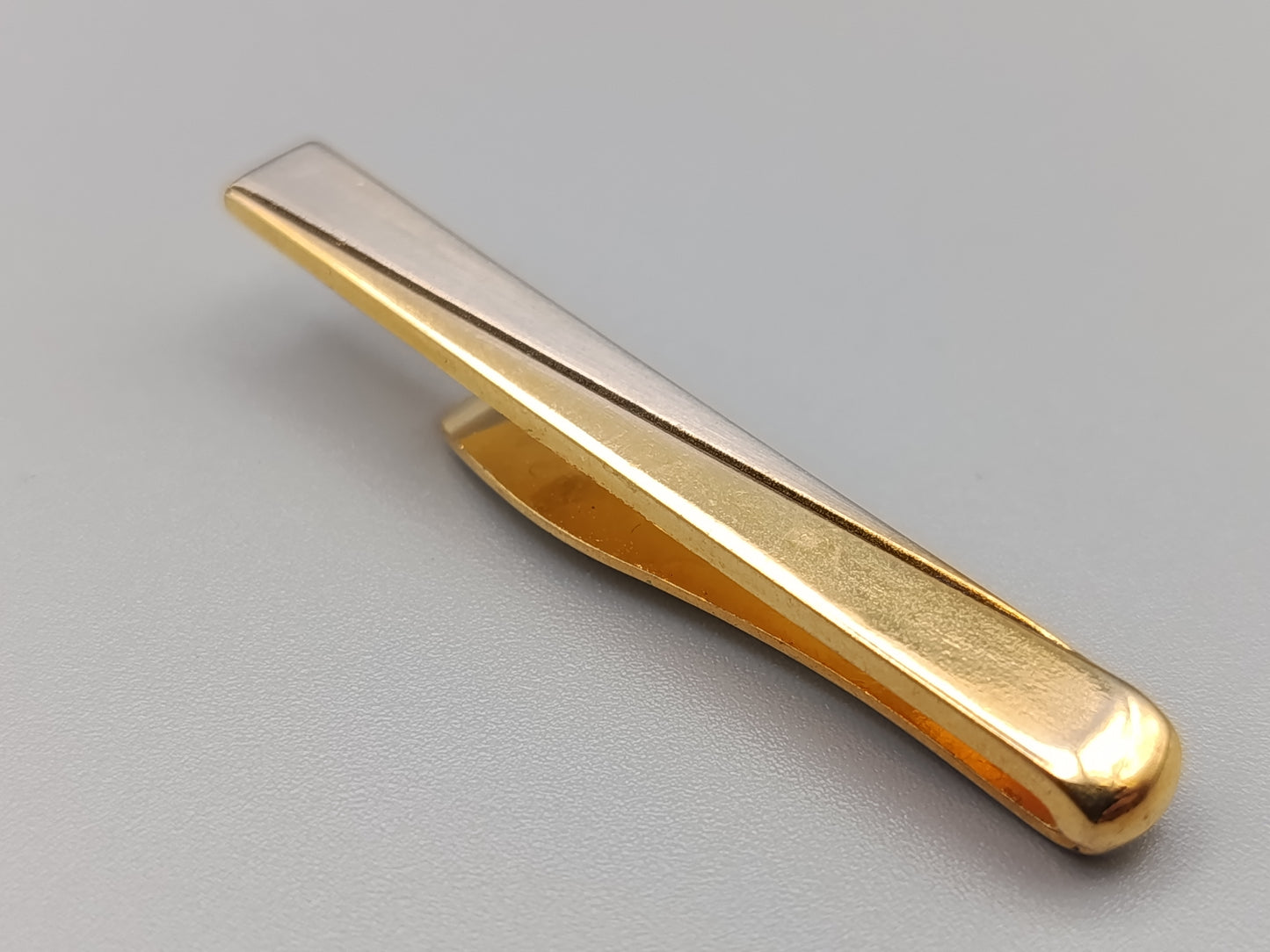 Elegante goldfarbene Krawattenklammer Bicolor Design