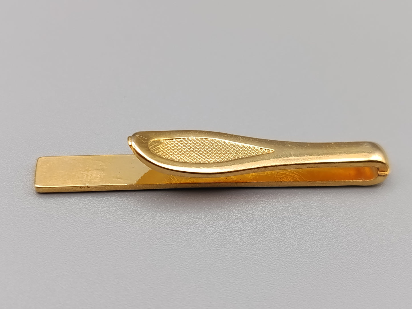 Elegante goldfarbene Krawattenklammer Bicolor Design