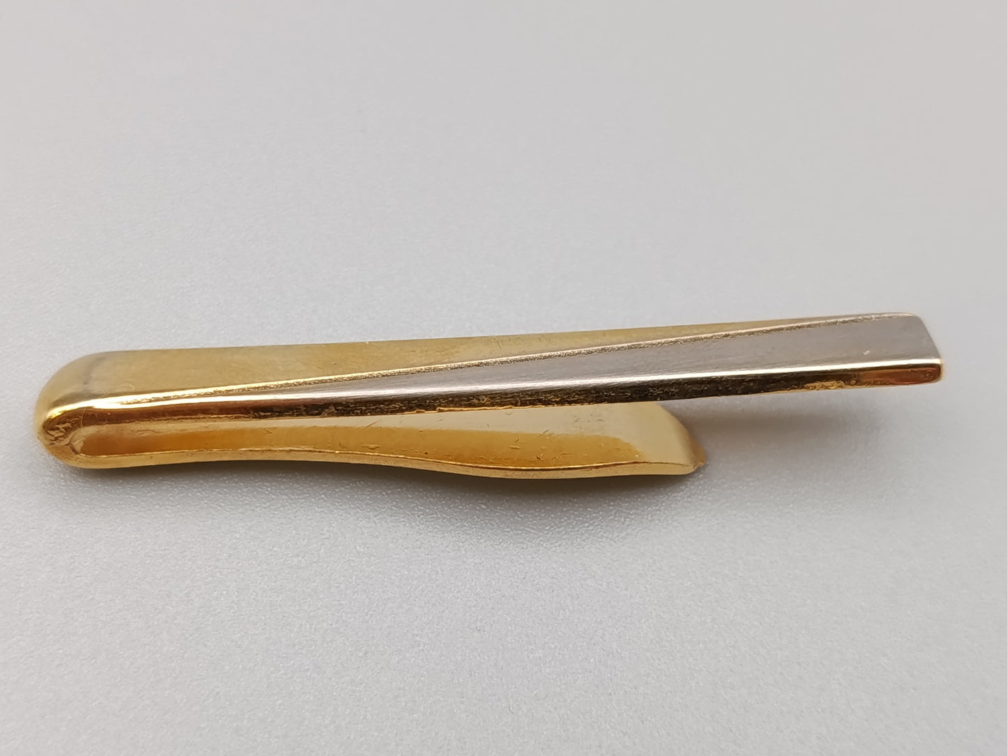 Elegante goldfarbene Krawattenklammer Bicolor Design
