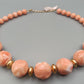 Elegante lachsfarbene Perlenkette Vintage Stil