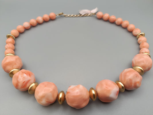 Elegante lachsfarbene Perlenkette Vintage Stil