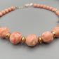 Elegante lachsfarbene Perlenkette Vintage Stil
