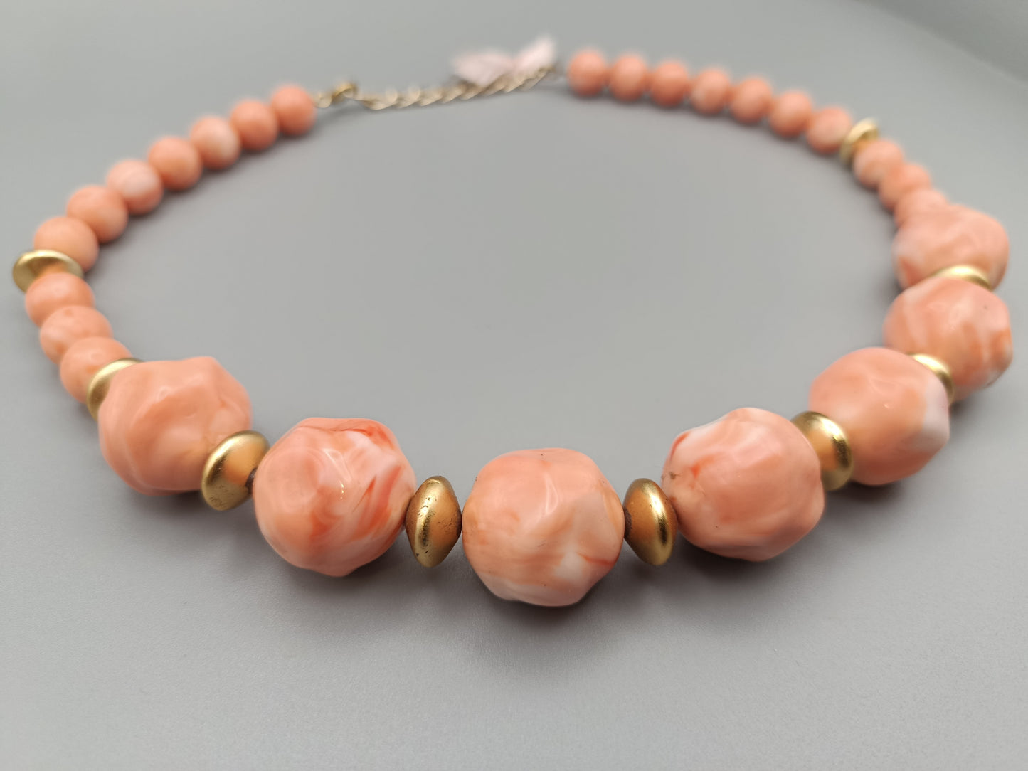 Elegante lachsfarbene Perlenkette Vintage Stil