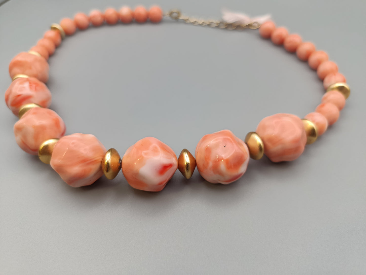 Elegante lachsfarbene Perlenkette Vintage Stil