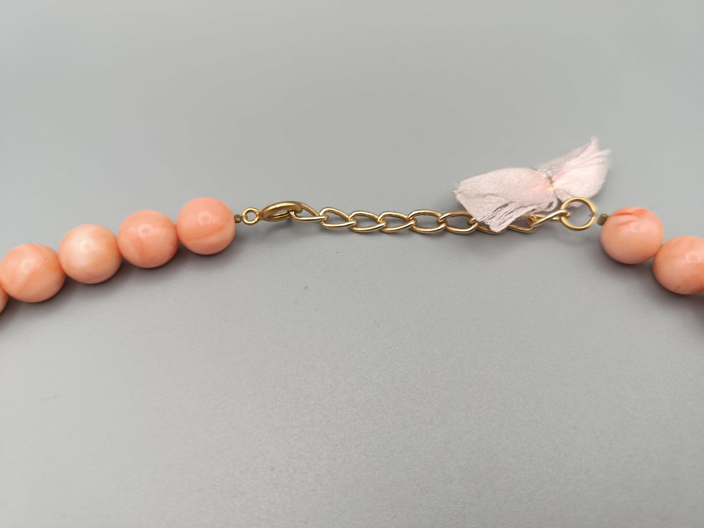 Elegante lachsfarbene Perlenkette Vintage Stil