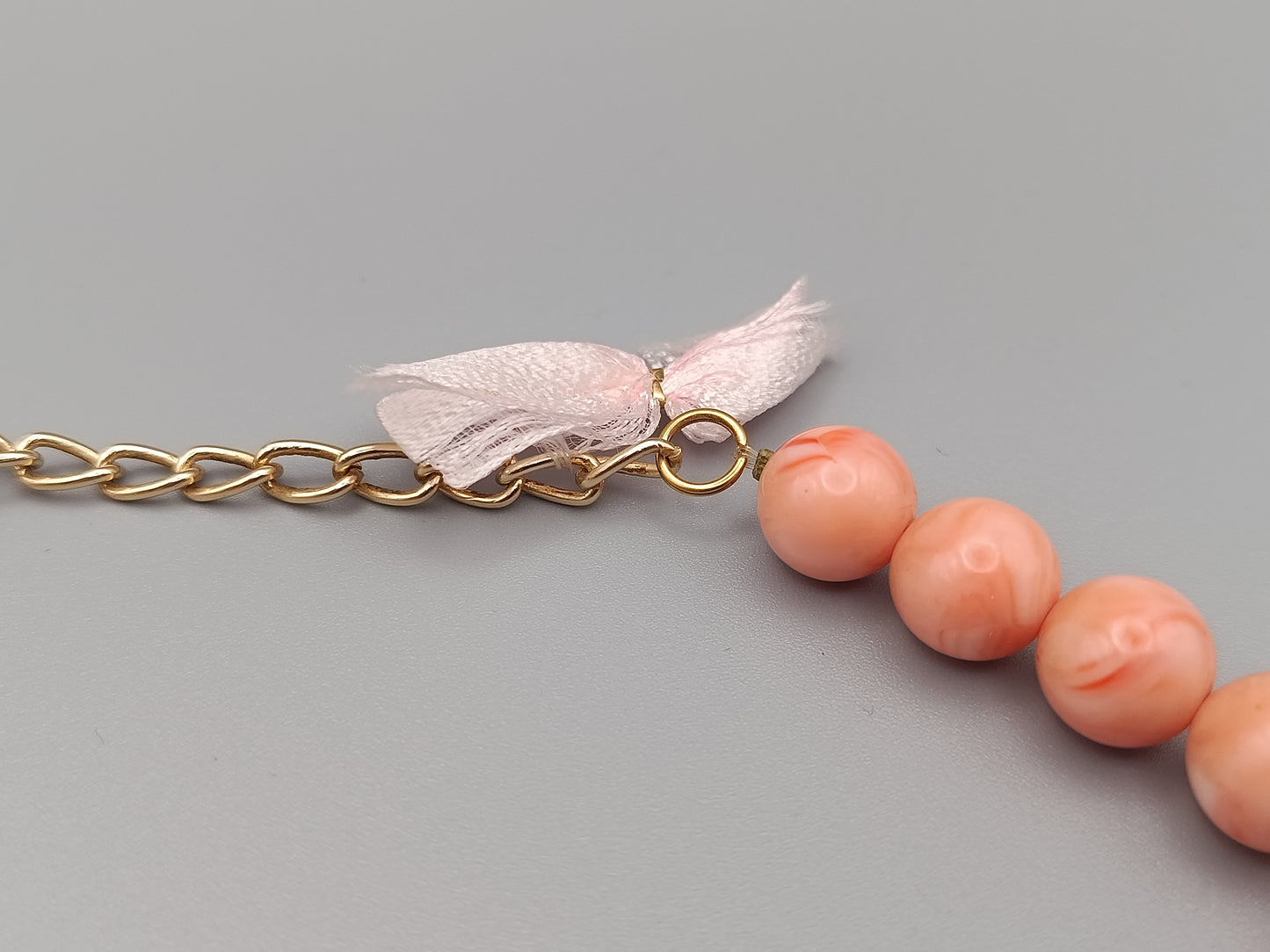 Elegante lachsfarbene Perlenkette Vintage Stil