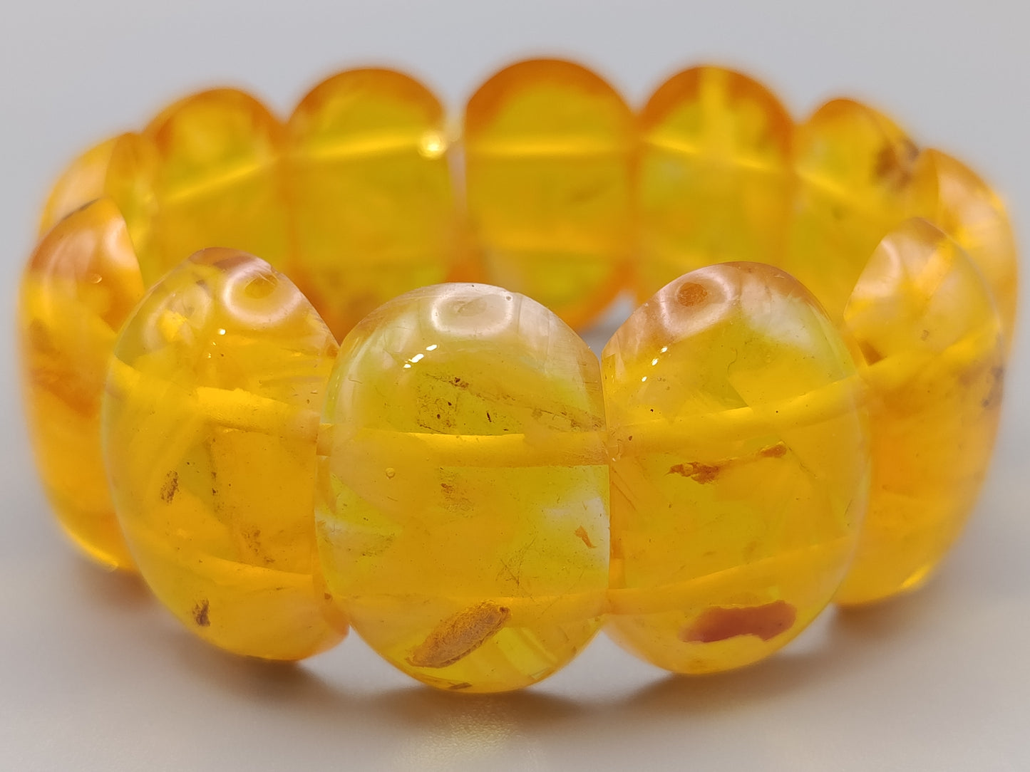 Markantes Bernstein Armband Design in Honiggelb