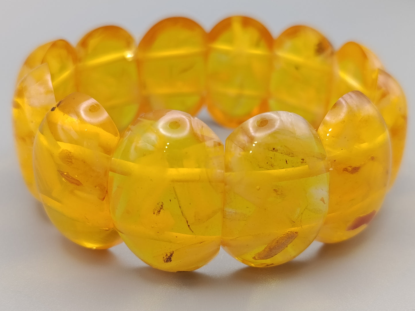 Markantes Bernstein Armband Design in Honiggelb