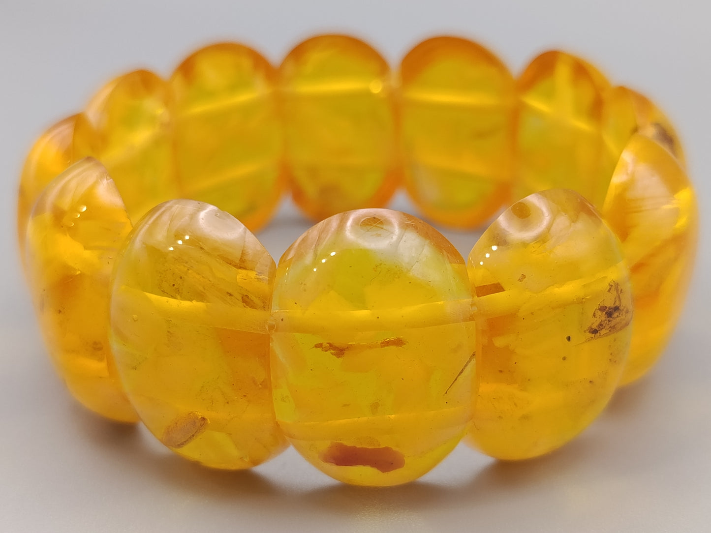 Markantes Bernstein Armband Design in Honiggelb